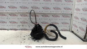 O83032 Gebruikte portierslot mechaniek 4deurs links-voor Nissan Micra