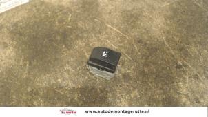 O108013 Gebruikte schakelaar elektrisch raam Renault Espace