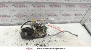 O82572 Gebruikte portierslot mechaniek 2deurs links Suzuki Swift