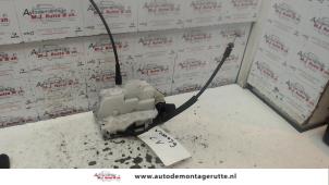 O82530 Gebruikte portierslot mechaniek 2deurs links Renault Twingo