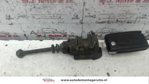 O81647 Gebruikte portierslot cilinder links Peugeot 407