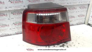 O93438 Gebruikte achterlicht links Kia Carens
