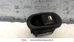 O107771 Gebruikte ruit schakelaar elektrisch Citroen C3