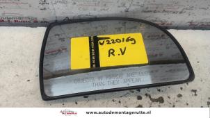 Gebruikte Spiegelglas rechts Kia Carens II (FJ) 1.8i 16V Prijs op aanvraag aangeboden door Autodemontage M.J. Rutte B.V.