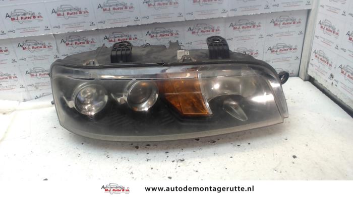 Koplamp rechts van een Fiat Punto II (188) 1.2 60 S 2003