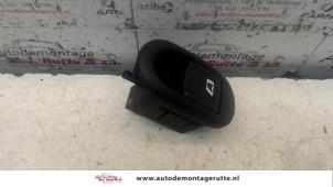 O107788 Gebruikte schakelaar elektrisch raam Citroen C2