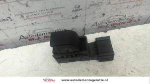 O107552 Gebruikte elektrisch raam schakelaar Nissan Primera