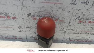 O104503 Gebruikte paniekverlichtings schakelaar Renault Twingo