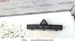 O104102 Gebruikte alarmlicht schakelaar Opel Corsa