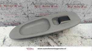 O107565 Gebruikte schakelaar elektrisch raam Nissan Almera Tino