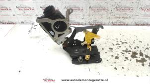 O83056 Gebruikte slotmechaniek portier 4deurs links-voor Kia Rio