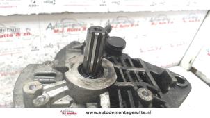 Dynamo van een Hyundai Terracan 2.9 CRDi 16V 2004