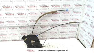 O83008 Gebruikte portierslot mechaniek 4deurs links-voor Mazda 5.