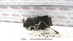O82608 Gebruikte deurslot mechaniek 2deurs rechts Mercedes SLK