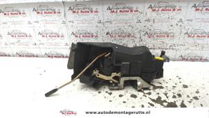O82338 Gebruikte deurslot mechaniek 2deurs links Mercedes SLK