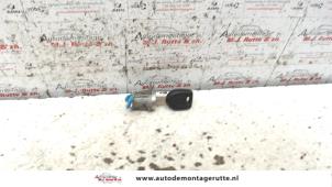 O81703 Gebruikte portierslot cilinder links Mitsubishi Lancer