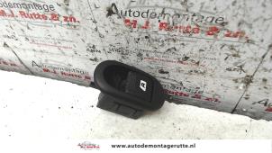 O107797 Gebruikte schakelaar elektrisch raam Citroen C2