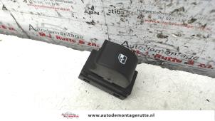 O107401 Gebruikte schakelaar elektrisch raam Fiat Punto Evo