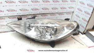 Gebruikte Linker Koplamp Peugeot 307 CC (3B) 2.0 16V Prijs op aanvraag aangeboden door Autodemontage M.J. Rutte B.V.