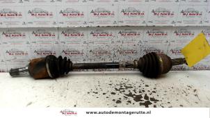 O111149 Gebruikte aandrijfas links-voor Nissan Micra