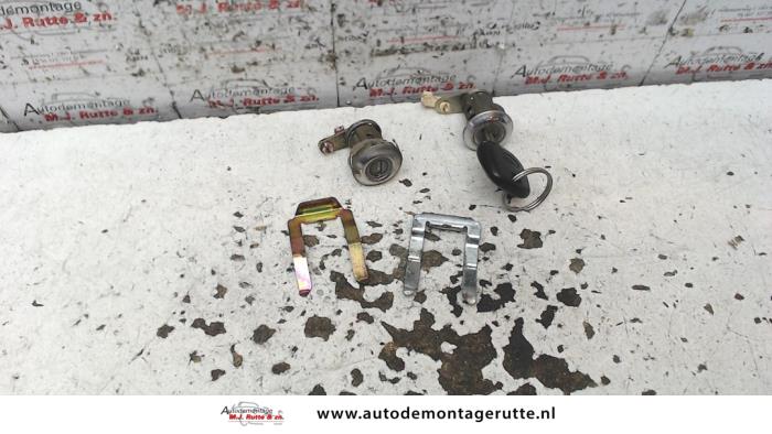 Cilinderslot Portier links van een Daihatsu Cuore (L251/271/276) 1.0 12V 2000