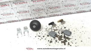 O81683 Gebruikte deurslot cilinder links Renault Twingo
