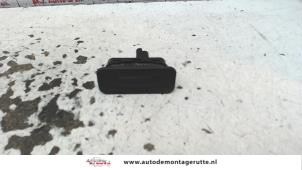 O90556 Gebruikte schakelaar achterklep Renault Scenic