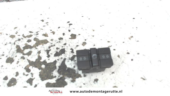 Schakelblok ruiten van een Volkswagen Polo III (6N1) 1.6i 75 1999