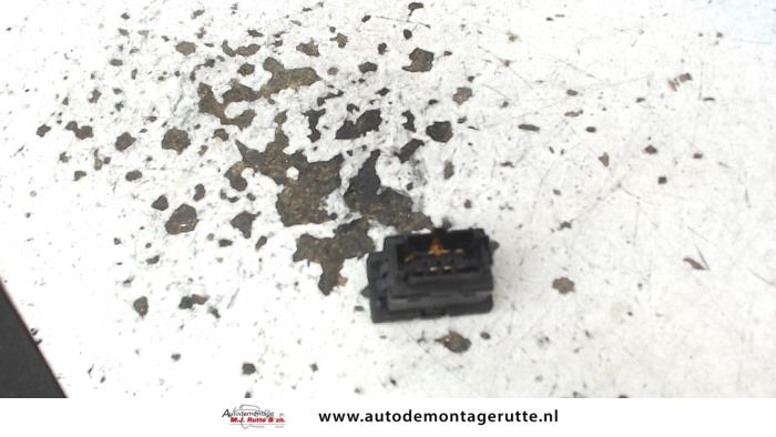 Schakelblok ruiten van een Volkswagen Polo III (6N1) 1.6i 75 1999