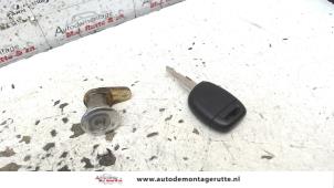 O81684 Gebruikte deurslot cilinder links Renault Twingo