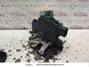 O134110 Gebruikte deurslot mechaniek 4deurs rechts-voor Volkswagen Bora
