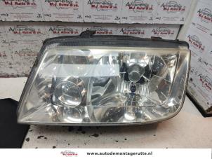 O134111 Gebruikte linker koplamp Volkswagen Bora