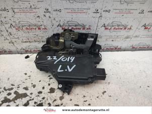O134144 Gebruikte slotmechaniek portier 4deurs links-voor Seat Leon