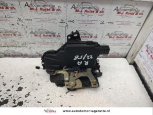O134159 Gebruikte deurslot mechaniek 4deurs rechts-achter Volkswagen Bora