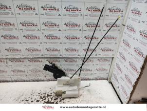 O134183 Gebruikte slotmechaniek portier 4deurs links-achter Suzuki Alto
