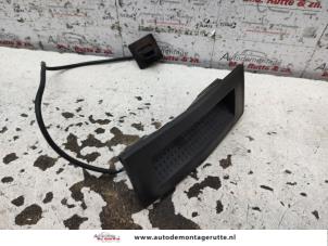 O134223 Gebruikte handgreep achterklep Opel Astra