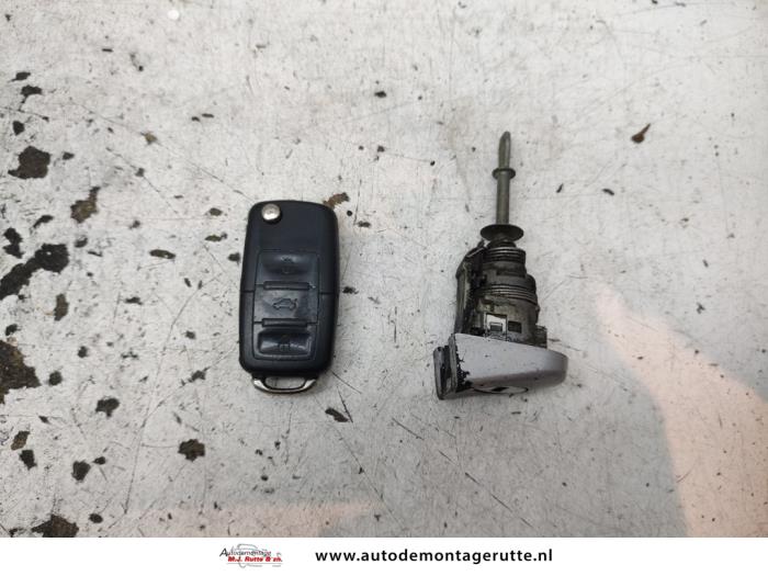 Deurslot Cilinder links van een Volkswagen Touran (1T1/T2) 1.6 FSI 16V 2003