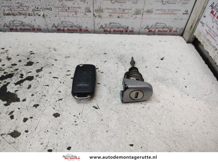 Deurslot Cilinder links van een Volkswagen Touran (1T1/T2) 1.6 FSI 16V 2003