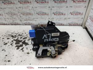 O134260 Gebruikte deurslot mechaniek 4deurs links-voor Volkswagen Touran