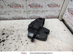 O134299 Gebruikte slotmechaniek achterklep Peugeot 207