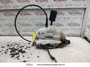 O134388 Gebruikte deurslot mechaniek 4deurs links-voor Renault Scenic