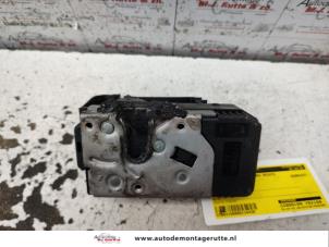 O134430 Gebruikte slotmechaniek portier 2deurs rechts Opel Corsa