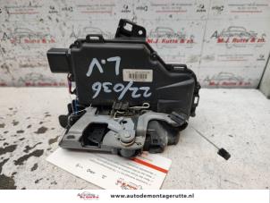 O134482 Gebruikte slotmechaniek portier 4deurs links-voor Seat Leon