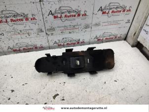 O134518 Gebruikte schakelaar elektrisch raam Peugeot 207