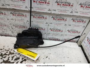 O134619 Gebruikte slotmechaniek portier 2deurs links Renault Clio