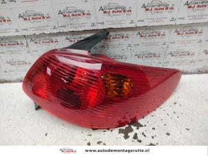 O134658 Gebruikte achterlicht rechts Peugeot 206