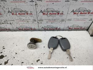 O134784 Gebruikte deurslot cilinder links Renault Twingo