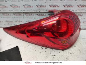 O134921 Gebruikte achterlicht links Peugeot 207