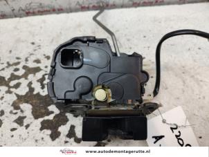 O134936 Gebruikte slotmechaniek achterklep Mazda 2.