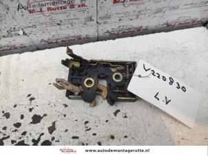 O135101 Gebruikte portierslot mechaniek 2deurs links Volkswagen Polo